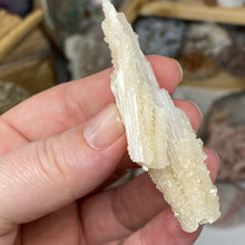 Chargez l'image dans la visionneuse de la galerie, Scolecite with Calcite Specimen #07