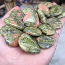 Bild in Galerie-Viewer laden, Unakite 1" Hearts