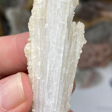 Chargez l'image dans la visionneuse de la galerie, Scolecite with Calcite Specimen #01