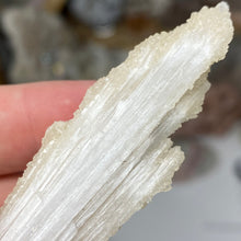 Chargez l'image dans la visionneuse de la galerie, Scolecite with Calcite Specimen #01