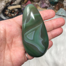 将图像加载到图库查看器中,Green Dyed Banded Agate Palm Stone #2