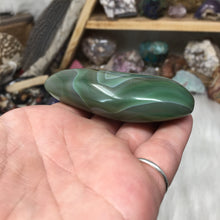 将图像加载到图库查看器中,Green Dyed Banded Agate Palm Stone #2
