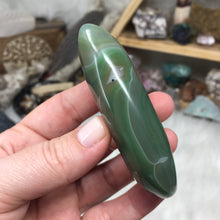 将图像加载到图库查看器中,Green Dyed Banded Agate Palm Stone #2