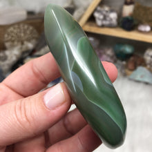将图像加载到图库查看器中,Green Dyed Banded Agate Palm Stone #2