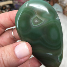 将图像加载到图库查看器中,Green Dyed Banded Agate Palm Stone #2