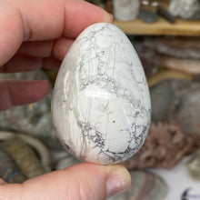 Bild in Galerie-Viewer laden, Howlite Egg #04