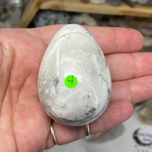 Bild in Galerie-Viewer laden, Howlite Egg #04