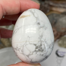 Bild in Galerie-Viewer laden, Howlite Egg #05