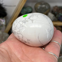 Bild in Galerie-Viewer laden, Howlite Egg #05
