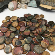 Bild in Galerie-Viewer laden, Cherry Creek Jasper 1" Coin Size Pocket Stone