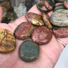 Bild in Galerie-Viewer laden, Cherry Creek Jasper 1" Coin Size Pocket Stone