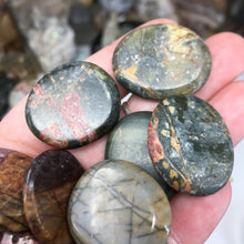 Bild in Galerie-Viewer laden, Cherry Creek Jasper 1" Coin Size Pocket Stone