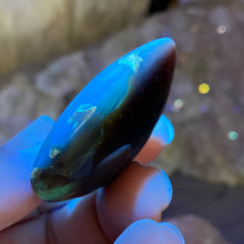 Bild in Galerie-Viewer laden, Amber Puffy Heart Palm Stone #05 *chipped tip