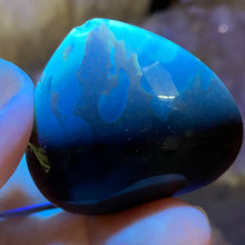 Bild in Galerie-Viewer laden, Amber Puffy Heart Palm Stone #05 *chipped tip