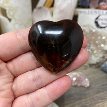 Bild in Galerie-Viewer laden, Amber Puffy Heart Palm Stone #05 *chipped tip
