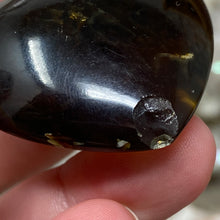 Bild in Galerie-Viewer laden, Amber Puffy Heart Palm Stone #05 *chipped tip