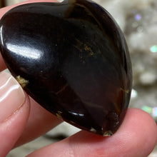 Bild in Galerie-Viewer laden, Amber Puffy Heart Palm Stone #05 *chipped tip