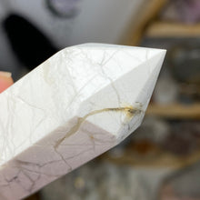 将图像加载到图库查看器中,Howlite Tower #25