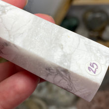 将图像加载到图库查看器中,Howlite Tower #25