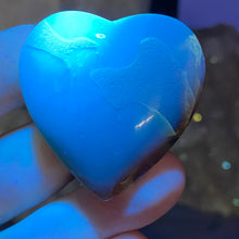 Bild in Galerie-Viewer laden, Amber Puffy Heart Palm Stone #07 *Shimmer