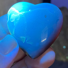Bild in Galerie-Viewer laden, Amber Puffy Heart Palm Stone #07 *Shimmer