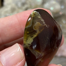 Bild in Galerie-Viewer laden, Amber Puffy Heart Palm Stone #07 *Shimmer
