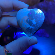 Bild in Galerie-Viewer laden, Amber Puffy Heart Palm Stone #08