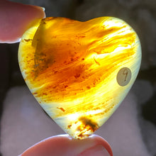 Bild in Galerie-Viewer laden, Amber Puffy Heart Palm Stone #09