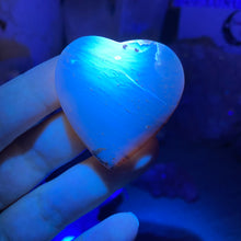 Bild in Galerie-Viewer laden, Amber Puffy Heart Palm Stone #09