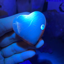 Bild in Galerie-Viewer laden, Amber Puffy Heart Palm Stone #09
