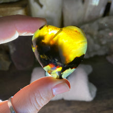 Bild in Galerie-Viewer laden, Amber Puffy Heart Palm Stone #11