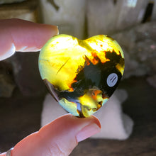 Bild in Galerie-Viewer laden, Amber Puffy Heart Palm Stone #11