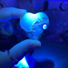 Bild in Galerie-Viewer laden, Amber Puffy Heart Palm Stone #11