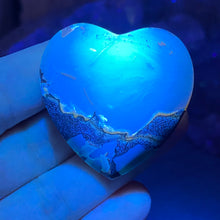Bild in Galerie-Viewer laden, Amber Puffy Heart Palm Stone #11