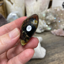 Bild in Galerie-Viewer laden, Amber Puffy Heart Palm Stone #11