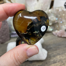 Bild in Galerie-Viewer laden, Amber Puffy Heart Palm Stone #11