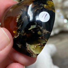 Bild in Galerie-Viewer laden, Amber Puffy Heart Palm Stone #11