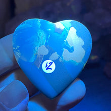 Bild in Galerie-Viewer laden, Amber Puffy Heart Palm Stone #12