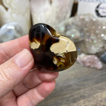 Bild in Galerie-Viewer laden, Amber Puffy Heart Palm Stone #12