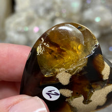 Bild in Galerie-Viewer laden, Amber Puffy Heart Palm Stone #12
