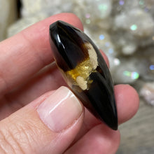 Bild in Galerie-Viewer laden, Amber Puffy Heart Palm Stone #12