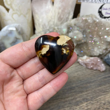Bild in Galerie-Viewer laden, Amber Puffy Heart Palm Stone #12