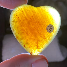Bild in Galerie-Viewer laden, Amber Puffy Heart Palm Stone #13