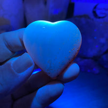 Bild in Galerie-Viewer laden, Amber Puffy Heart Palm Stone #13