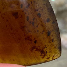Bild in Galerie-Viewer laden, Amber Puffy Heart Palm Stone #13