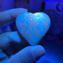 Bild in Galerie-Viewer laden, Amber Puffy Heart Palm Stone #14