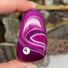 将图像加载到图库查看器中,Pink Banded Agate Palm Stone #04