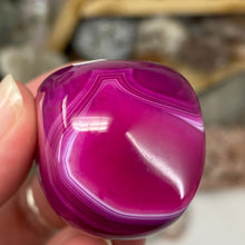 将图像加载到图库查看器中,Pink Banded Agate Palm Stone #04