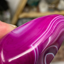 将图像加载到图库查看器中,Pink Banded Agate Palm Stone #04