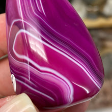 将图像加载到图库查看器中,Pink Banded Agate Palm Stone #04